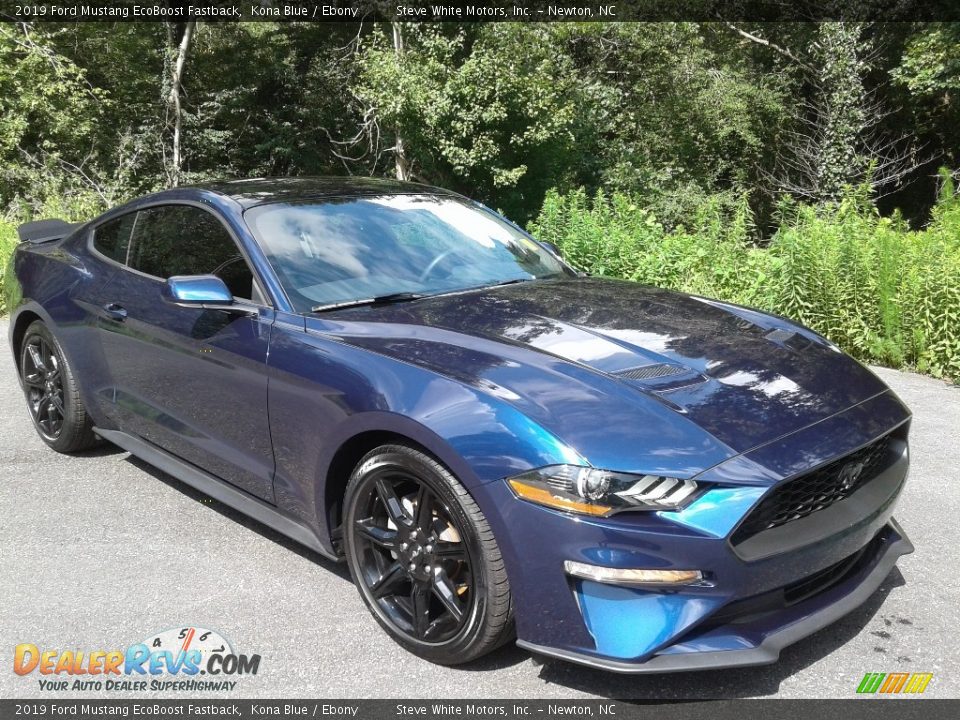 Front 3/4 View of 2019 Ford Mustang EcoBoost Fastback Photo #4