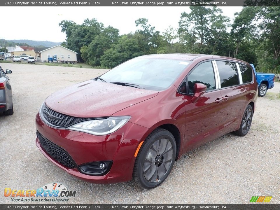 Front 3/4 View of 2020 Chrysler Pacifica Touring Photo #1