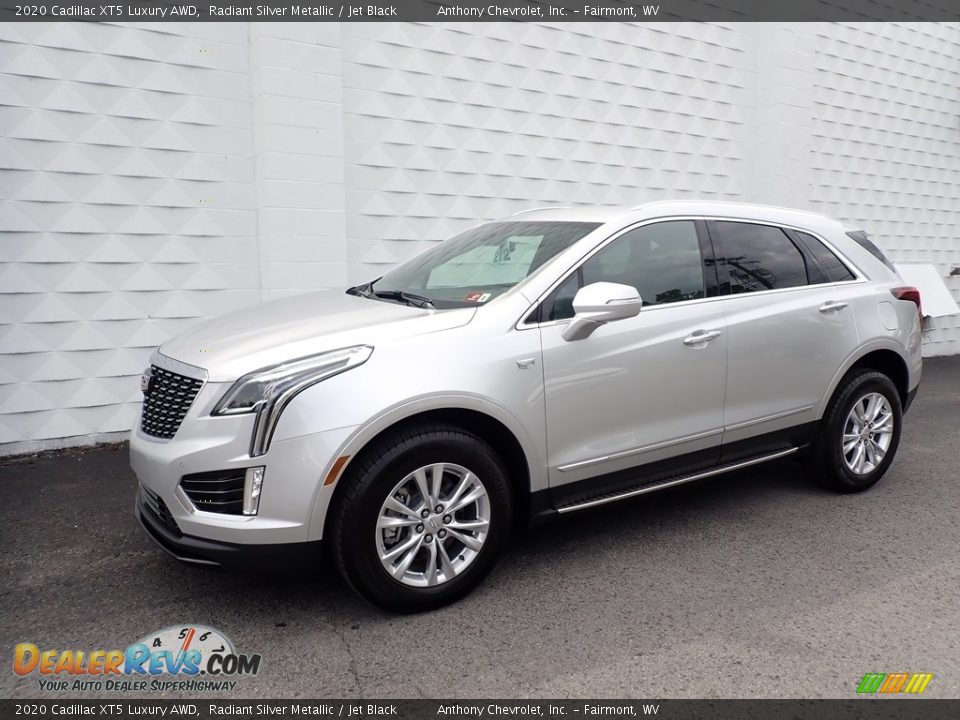 Front 3/4 View of 2020 Cadillac XT5 Luxury AWD Photo #2