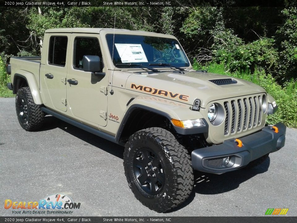 Front 3/4 View of 2020 Jeep Gladiator Mojave 4x4 Photo #4