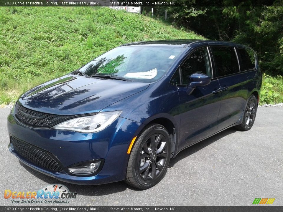 Front 3/4 View of 2020 Chrysler Pacifica Touring Photo #2