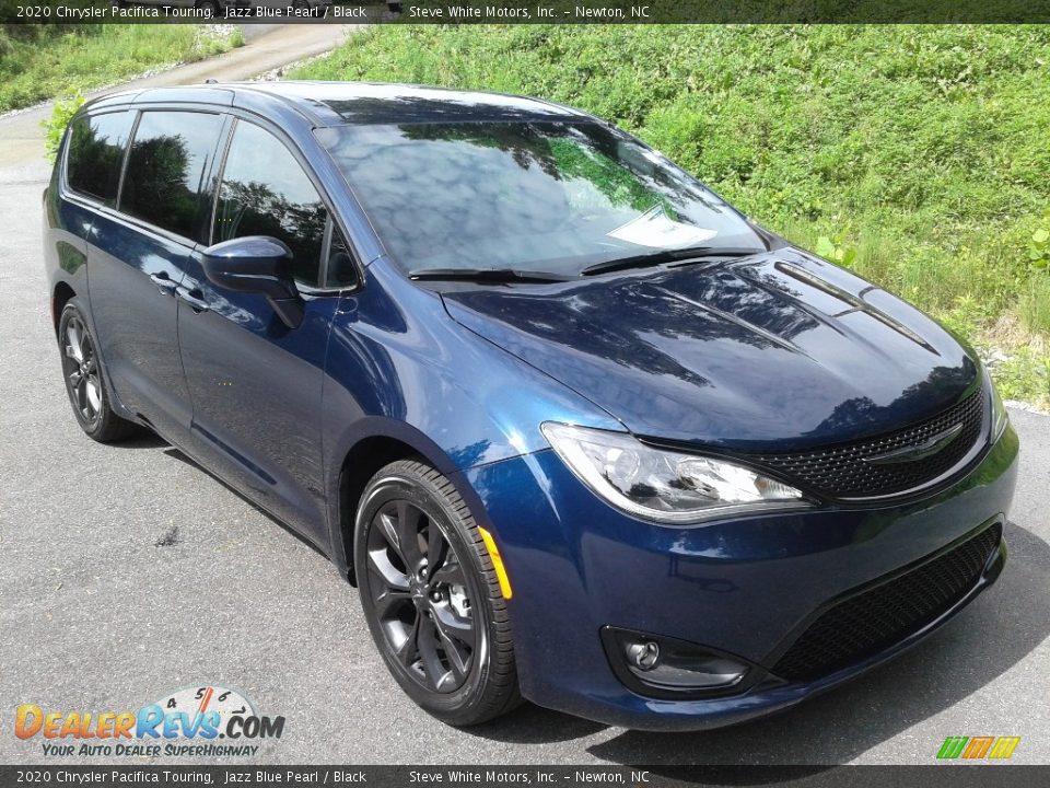 Front 3/4 View of 2020 Chrysler Pacifica Touring Photo #4