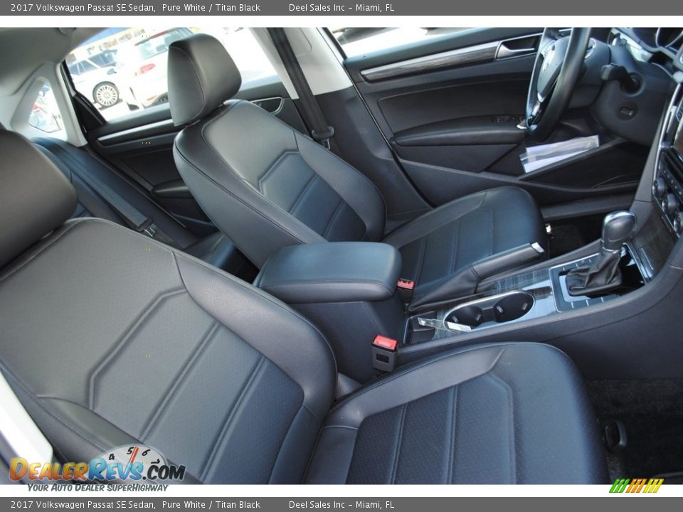 Front Seat of 2017 Volkswagen Passat SE Sedan Photo #18