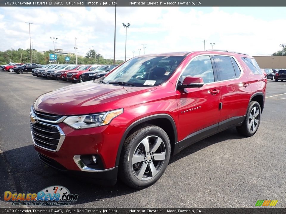 Front 3/4 View of 2020 Chevrolet Traverse LT AWD Photo #1