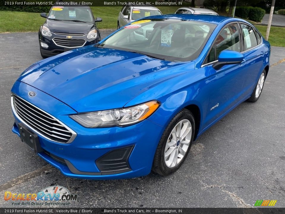 Front 3/4 View of 2019 Ford Fusion Hybrid SE Photo #2