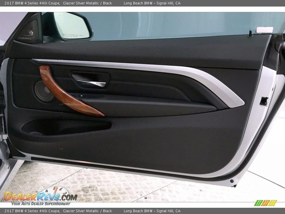 Door Panel of 2017 BMW 4 Series 440i Coupe Photo #24