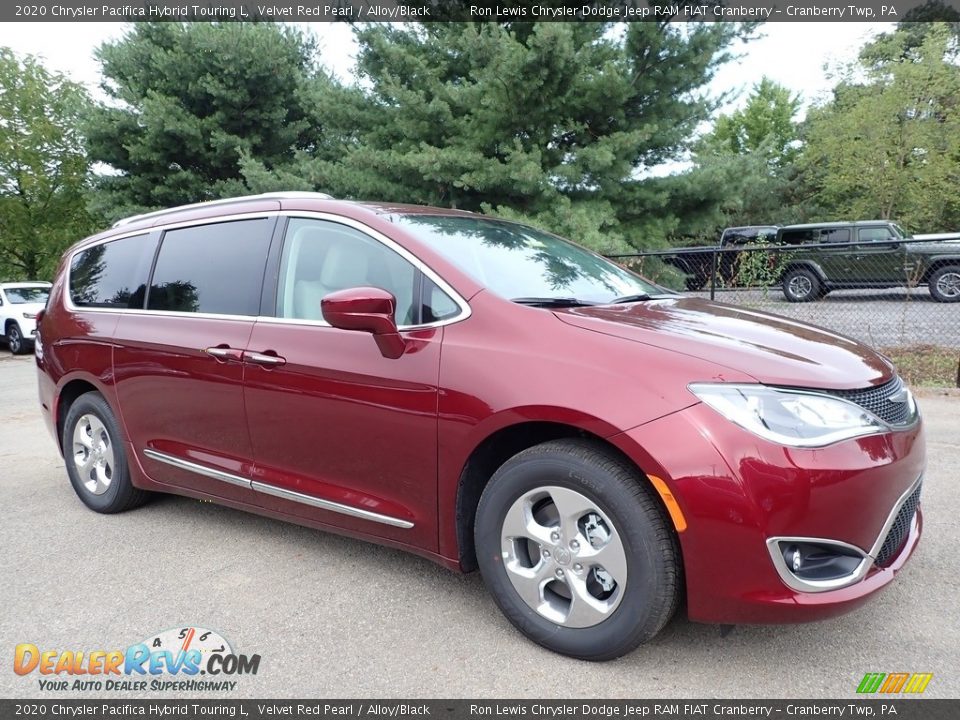 Front 3/4 View of 2020 Chrysler Pacifica Hybrid Touring L Photo #3