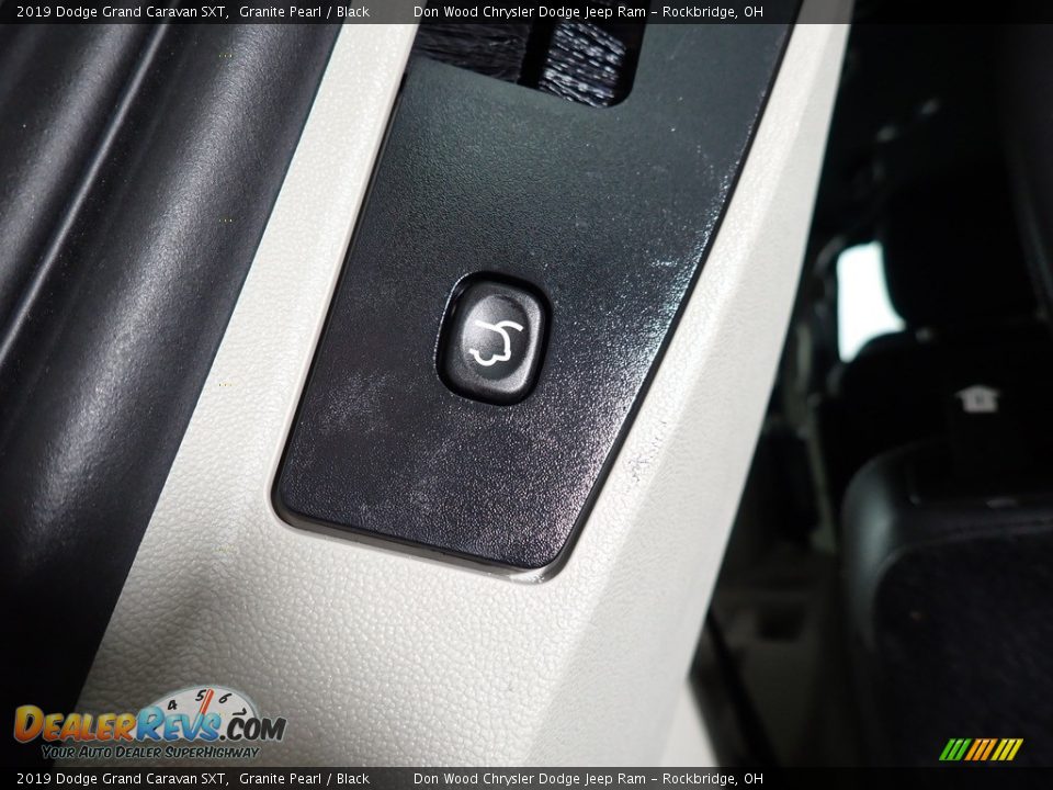 2019 Dodge Grand Caravan SXT Granite Pearl / Black Photo #17