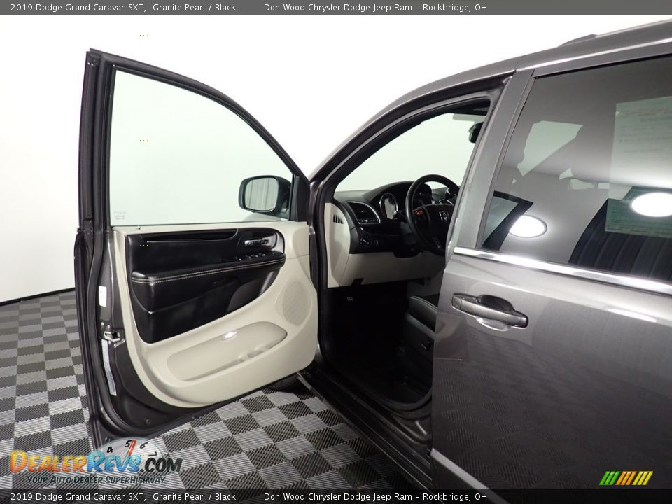 2019 Dodge Grand Caravan SXT Granite Pearl / Black Photo #32