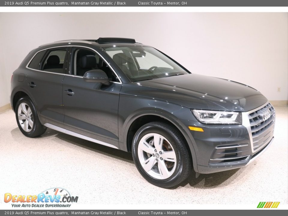 Front 3/4 View of 2019 Audi Q5 Premium Plus quattro Photo #1
