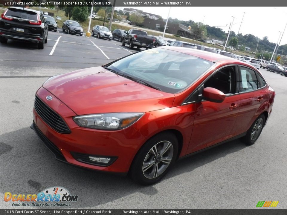 Front 3/4 View of 2018 Ford Focus SE Sedan Photo #5