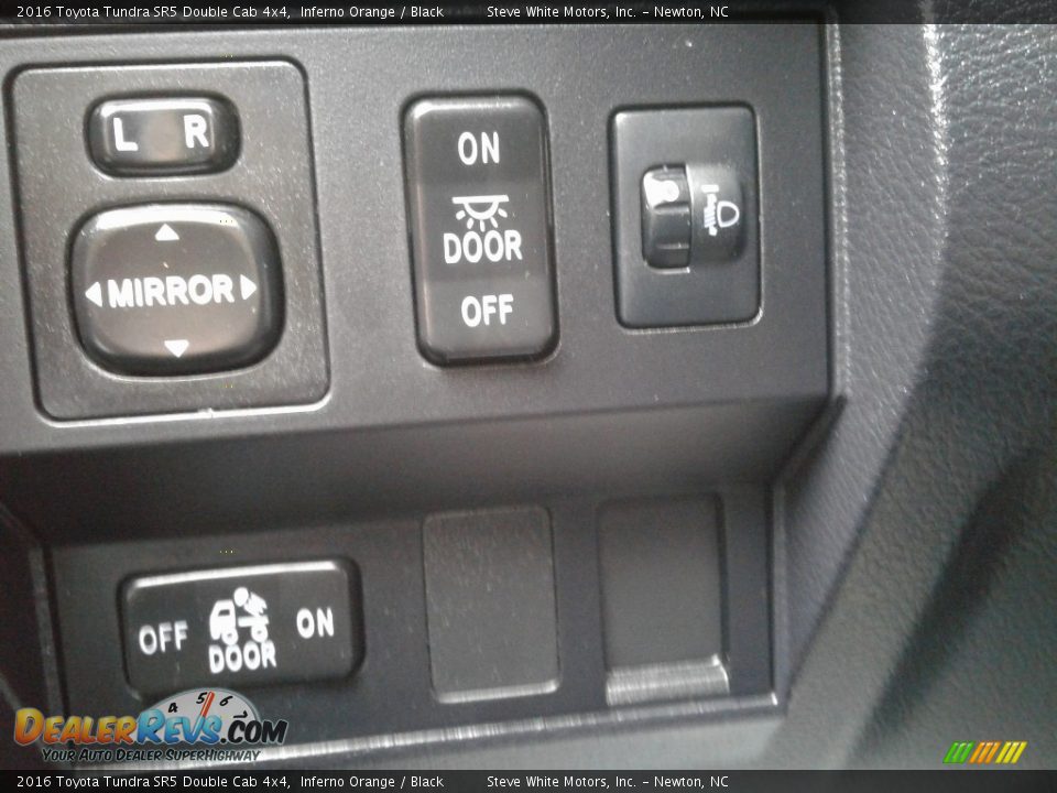 Controls of 2016 Toyota Tundra SR5 Double Cab 4x4 Photo #13