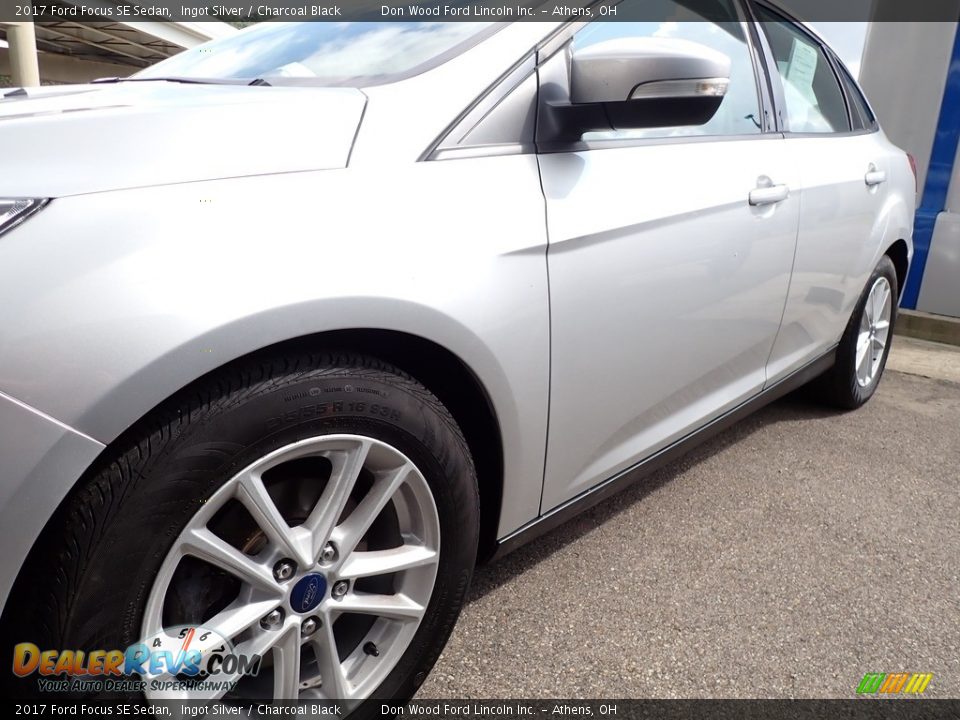 2017 Ford Focus SE Sedan Ingot Silver / Charcoal Black Photo #8