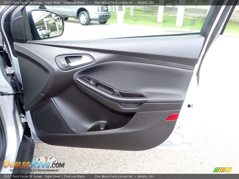 2017 Ford Focus SE Sedan Ingot Silver / Charcoal Black Photo #24