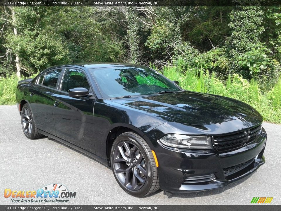 Front 3/4 View of 2019 Dodge Charger SXT Photo #4