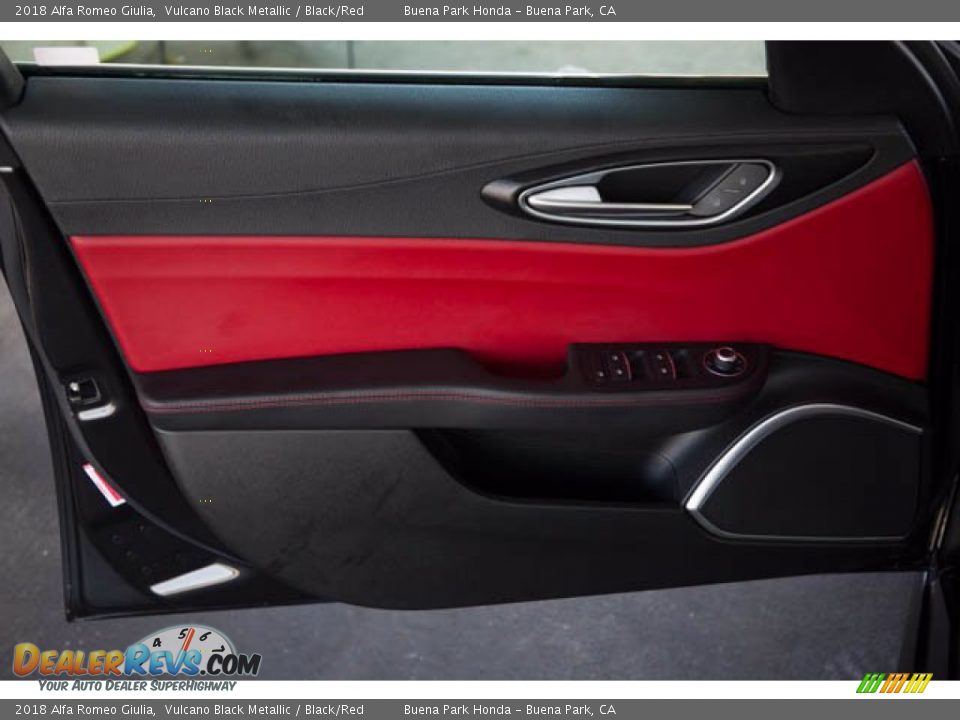 2018 Alfa Romeo Giulia Vulcano Black Metallic / Black/Red Photo #30