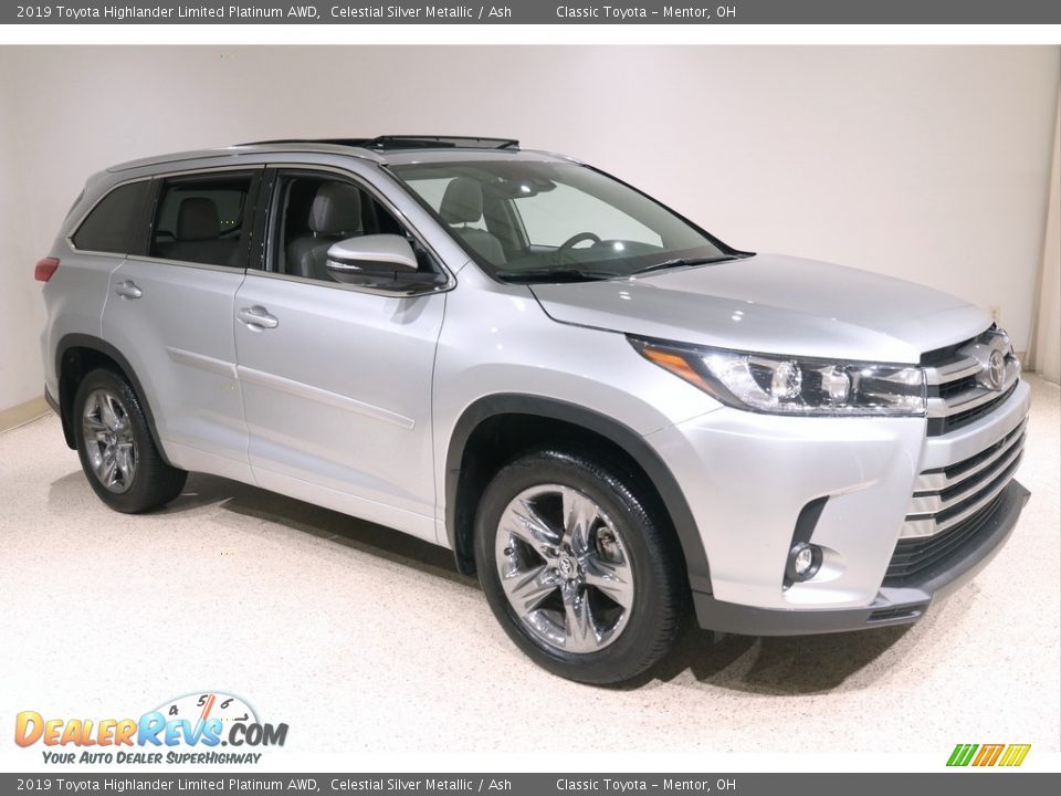 Front 3/4 View of 2019 Toyota Highlander Limited Platinum AWD Photo #1
