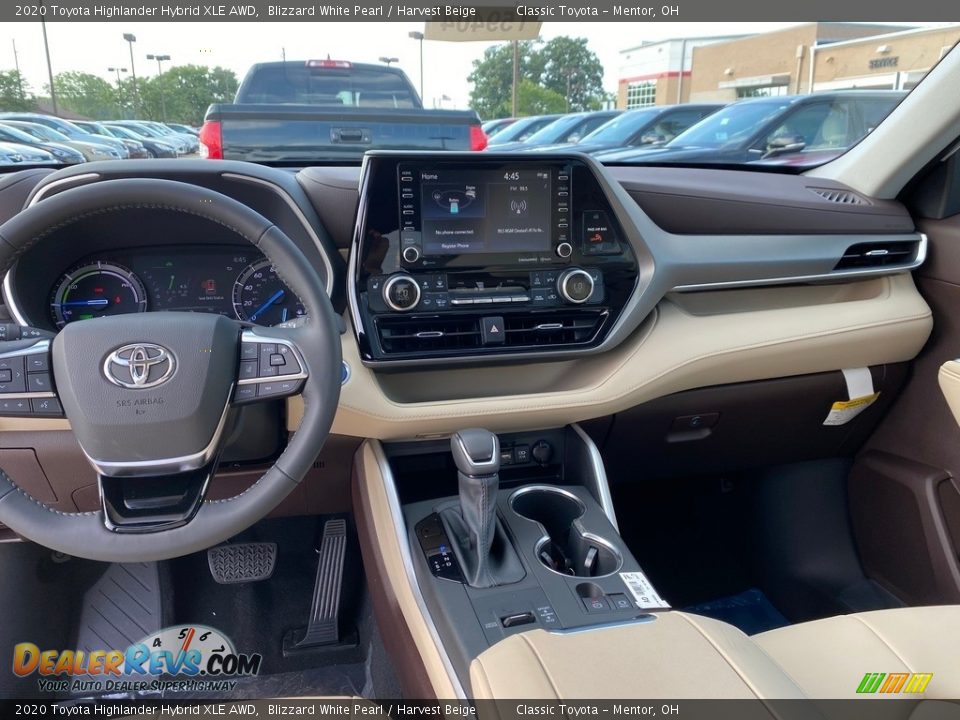 Dashboard of 2020 Toyota Highlander Hybrid XLE AWD Photo #4