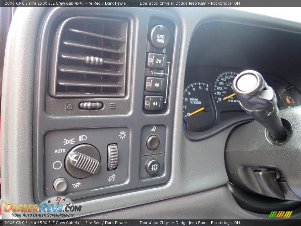 Controls of 2006 GMC Sierra 1500 SLE Crew Cab 4x4 Photo #19