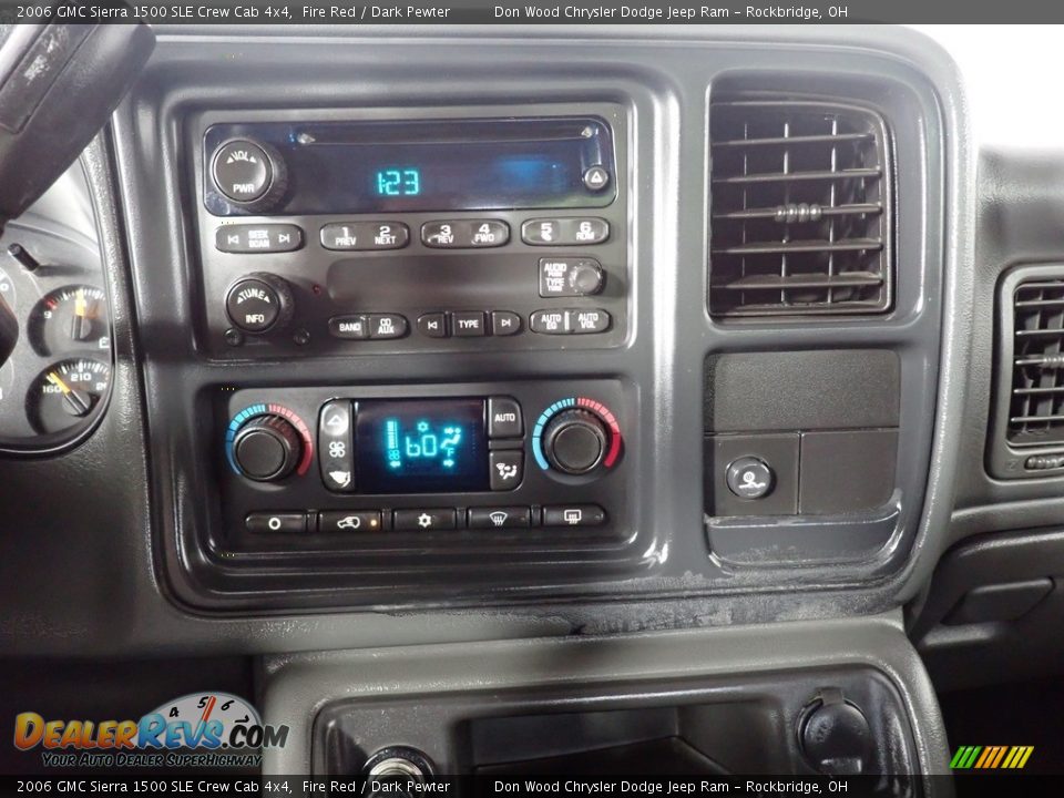 Controls of 2006 GMC Sierra 1500 SLE Crew Cab 4x4 Photo #28