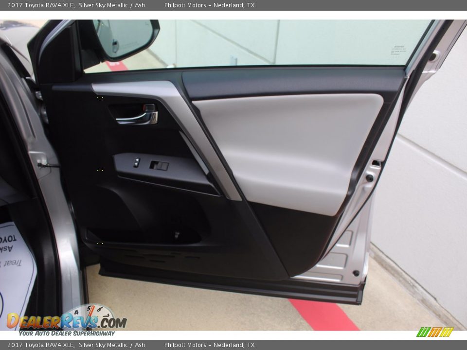 2017 Toyota RAV4 XLE Silver Sky Metallic / Ash Photo #28