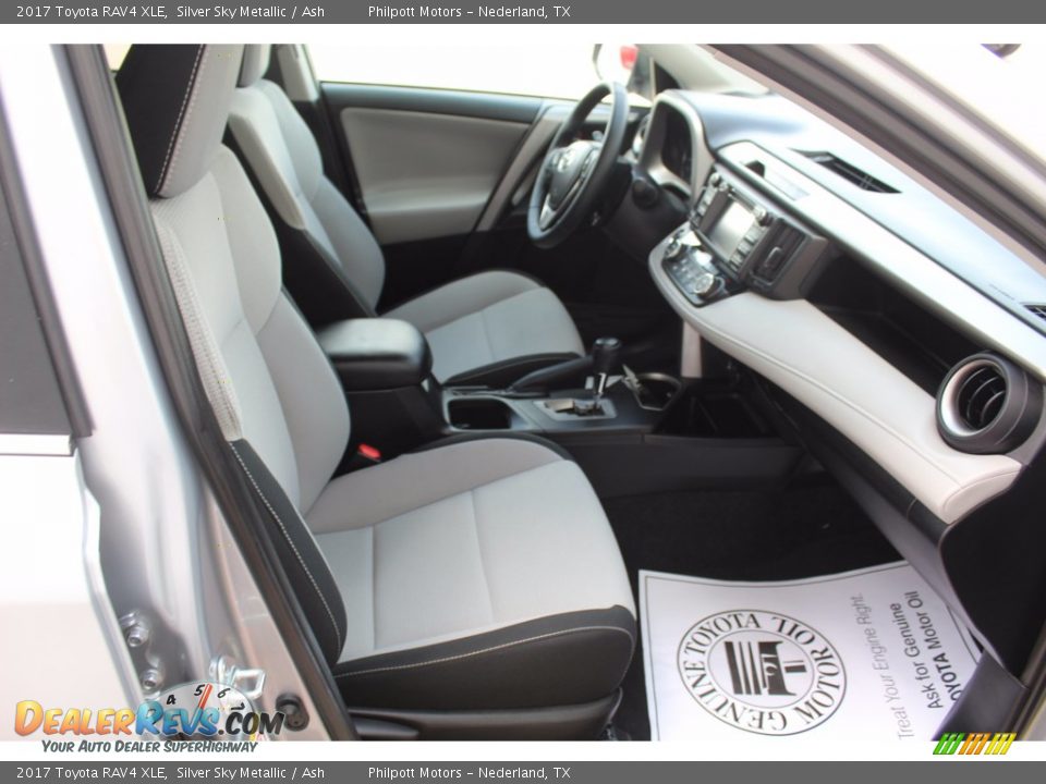 2017 Toyota RAV4 XLE Silver Sky Metallic / Ash Photo #29
