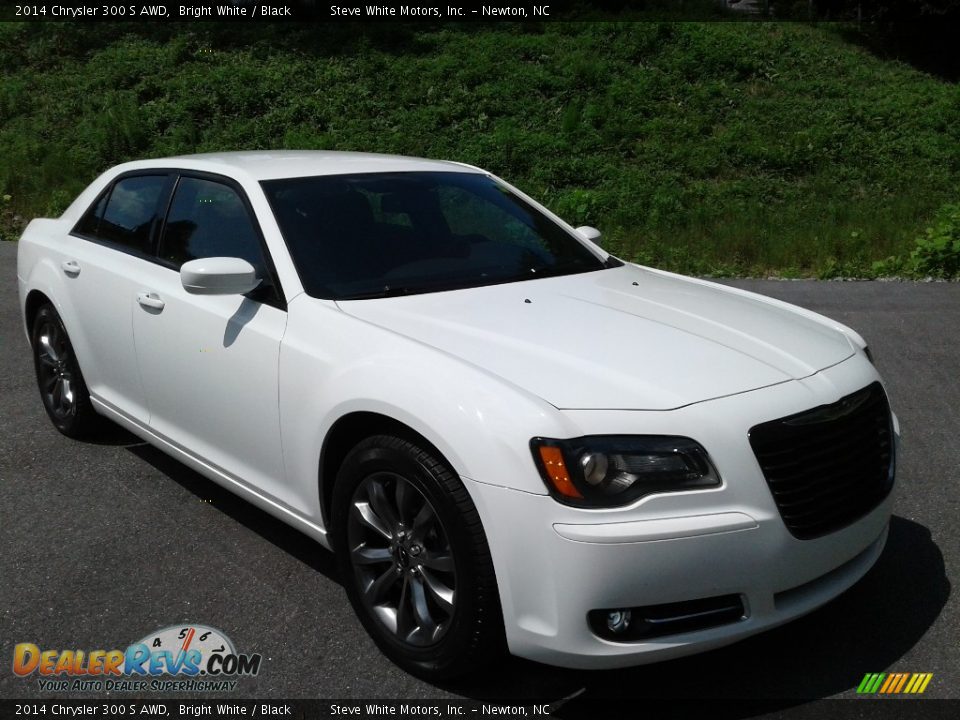 Front 3/4 View of 2014 Chrysler 300 S AWD Photo #5
