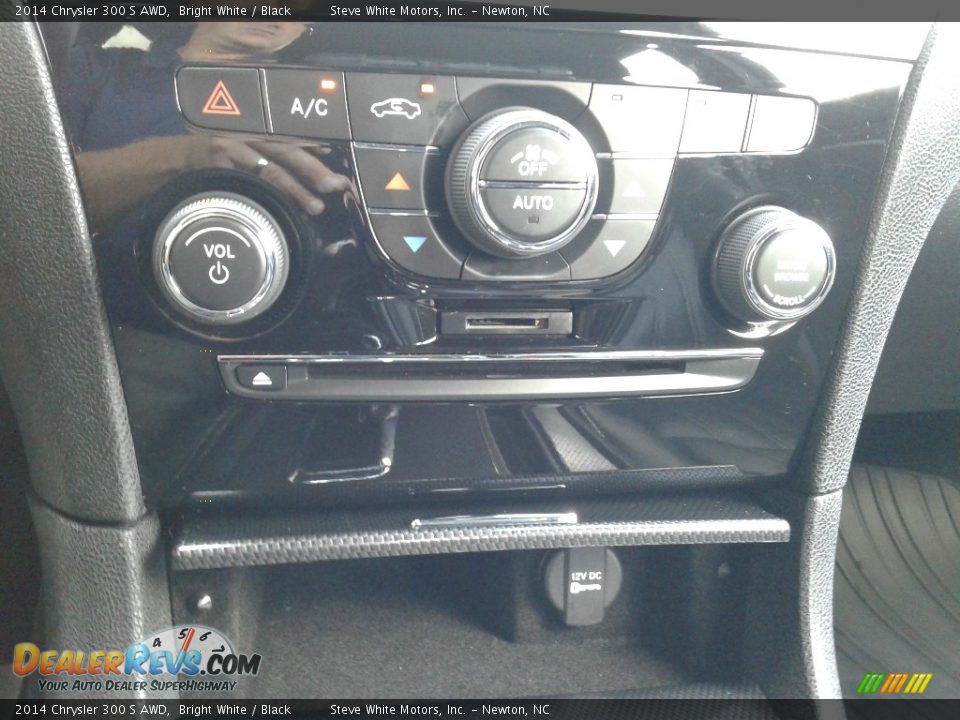 Controls of 2014 Chrysler 300 S AWD Photo #27