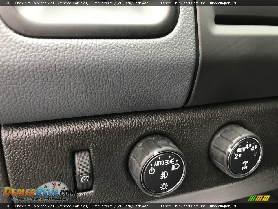 Controls of 2019 Chevrolet Colorado Z71 Extended Cab 4x4 Photo #15