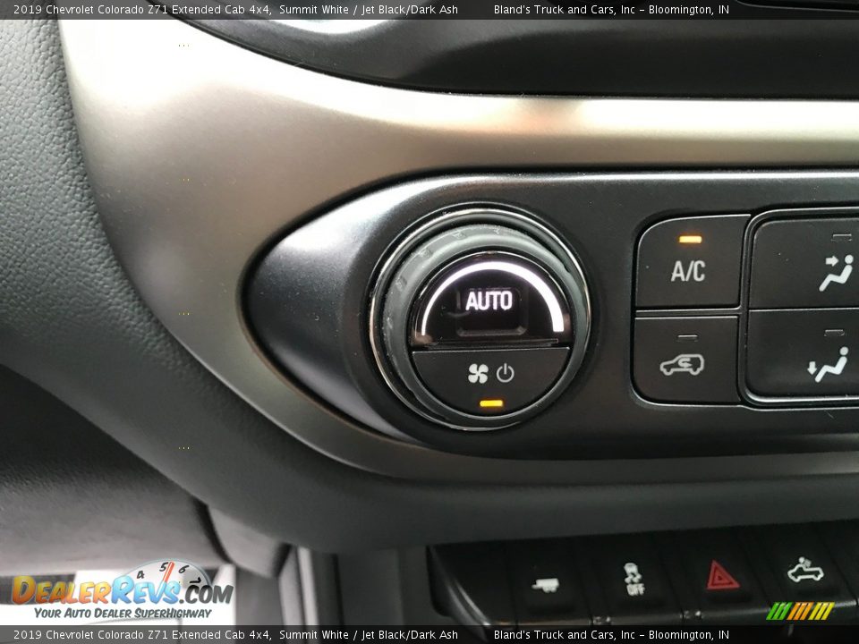 Controls of 2019 Chevrolet Colorado Z71 Extended Cab 4x4 Photo #25