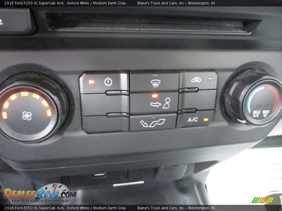 2016 Ford F150 XL SuperCab 4x4 Oxford White / Medium Earth Gray Photo #24