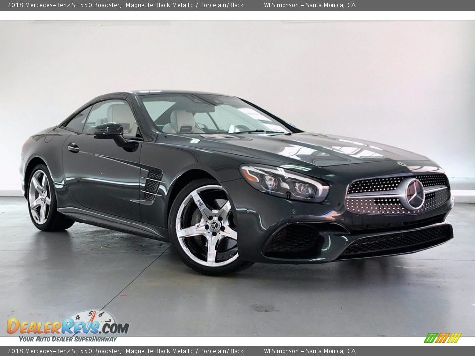 Front 3/4 View of 2018 Mercedes-Benz SL 550 Roadster Photo #32