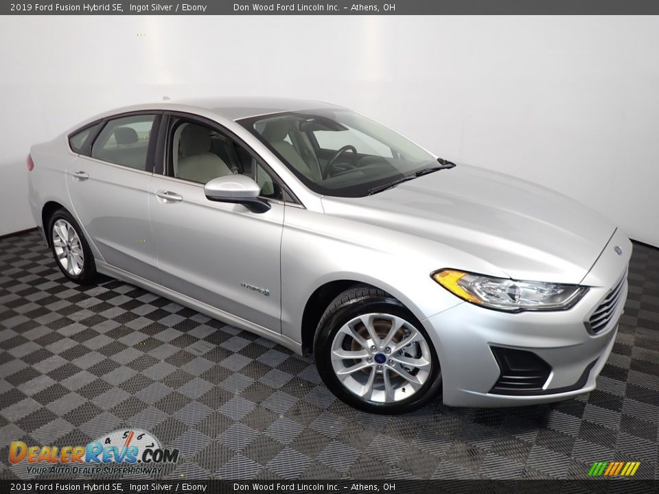 Front 3/4 View of 2019 Ford Fusion Hybrid SE Photo #2