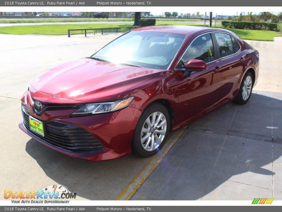 Front 3/4 View of 2018 Toyota Camry LE Photo #4