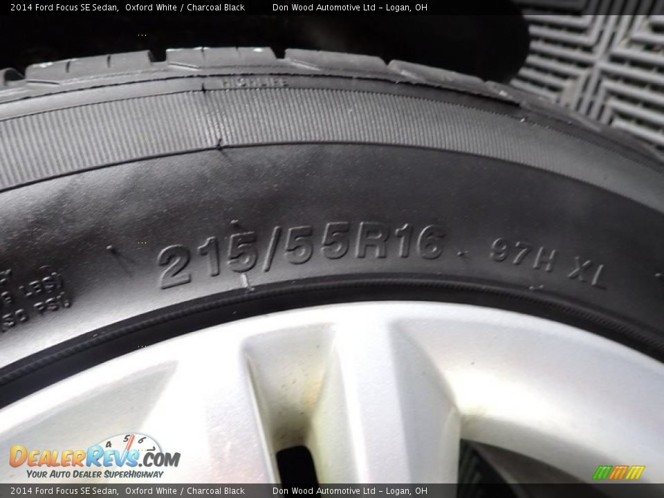 2014 Ford Focus SE Sedan Oxford White / Charcoal Black Photo #17