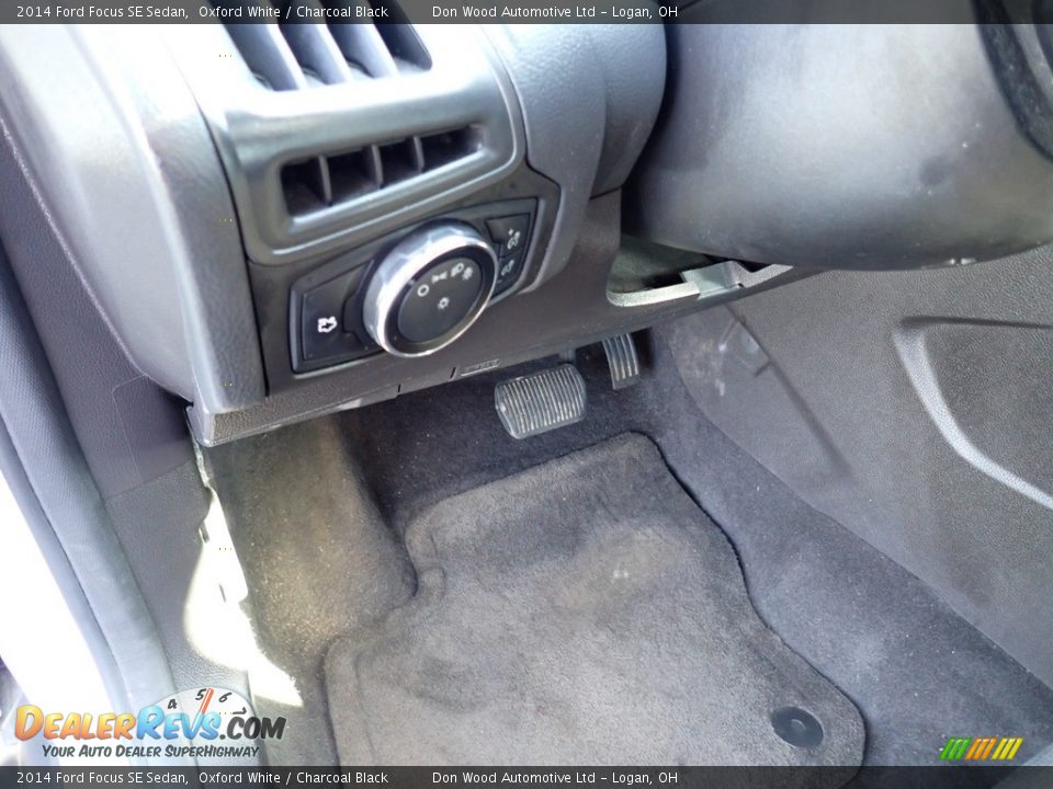 2014 Ford Focus SE Sedan Oxford White / Charcoal Black Photo #20