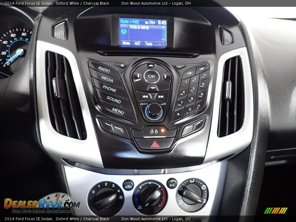 2014 Ford Focus SE Sedan Oxford White / Charcoal Black Photo #27