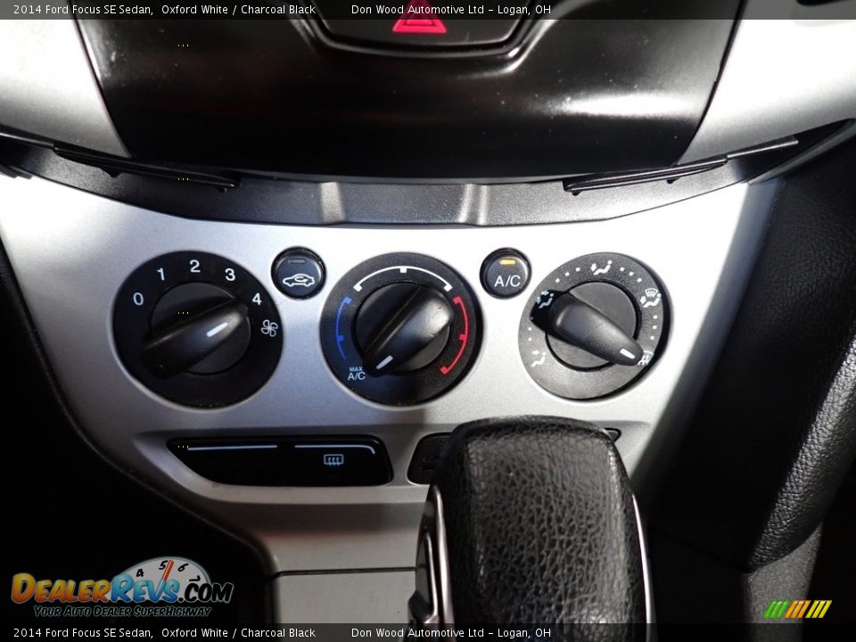 2014 Ford Focus SE Sedan Oxford White / Charcoal Black Photo #28