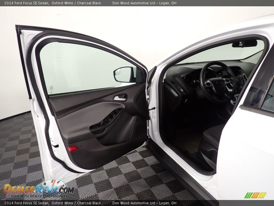 2014 Ford Focus SE Sedan Oxford White / Charcoal Black Photo #29