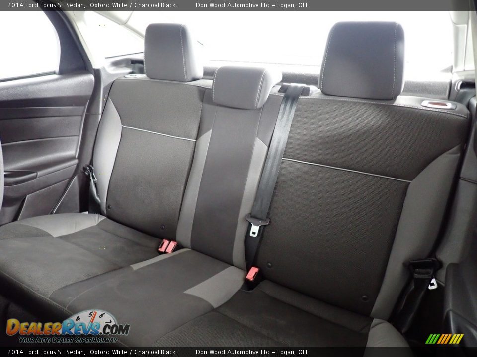 2014 Ford Focus SE Sedan Oxford White / Charcoal Black Photo #31