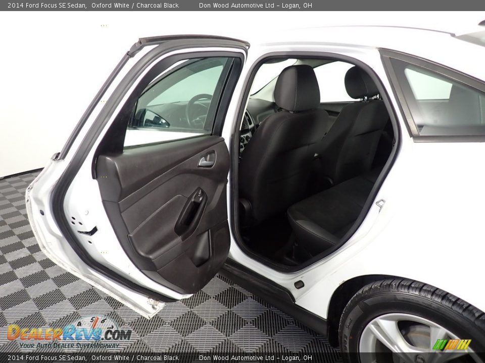 2014 Ford Focus SE Sedan Oxford White / Charcoal Black Photo #32