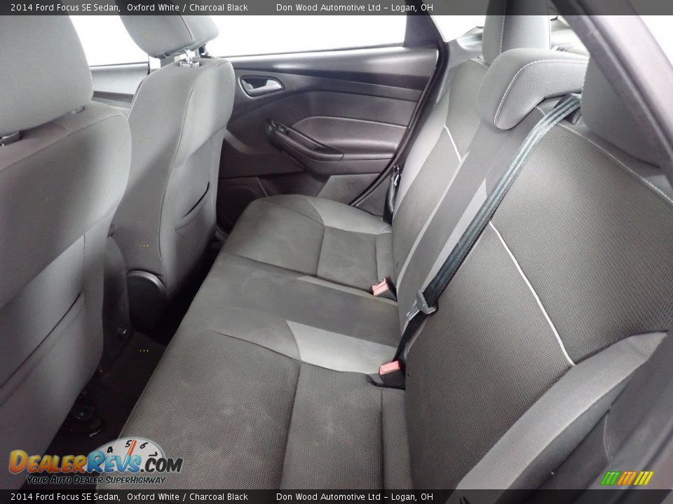 2014 Ford Focus SE Sedan Oxford White / Charcoal Black Photo #33