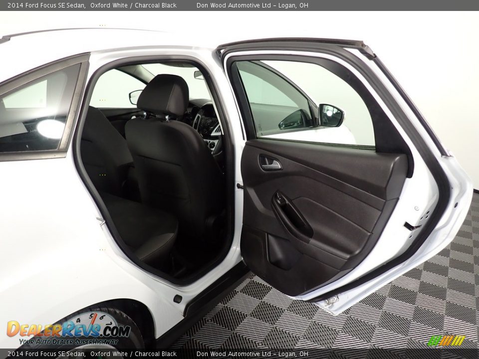 2014 Ford Focus SE Sedan Oxford White / Charcoal Black Photo #35