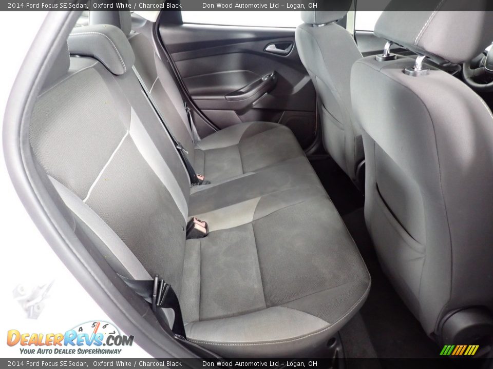 2014 Ford Focus SE Sedan Oxford White / Charcoal Black Photo #36