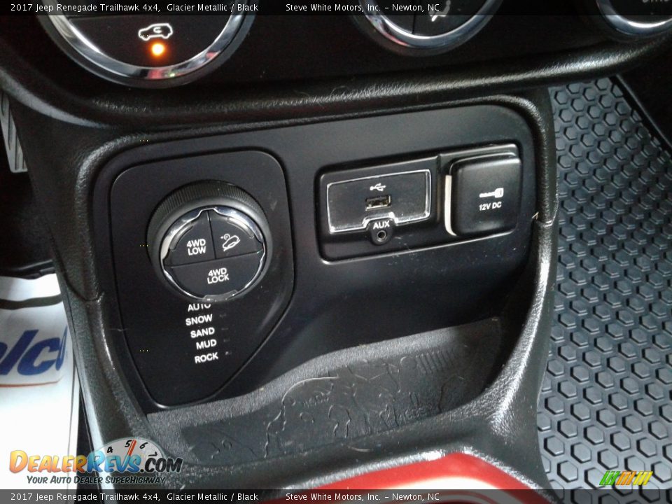 2017 Jeep Renegade Trailhawk 4x4 Glacier Metallic / Black Photo #24