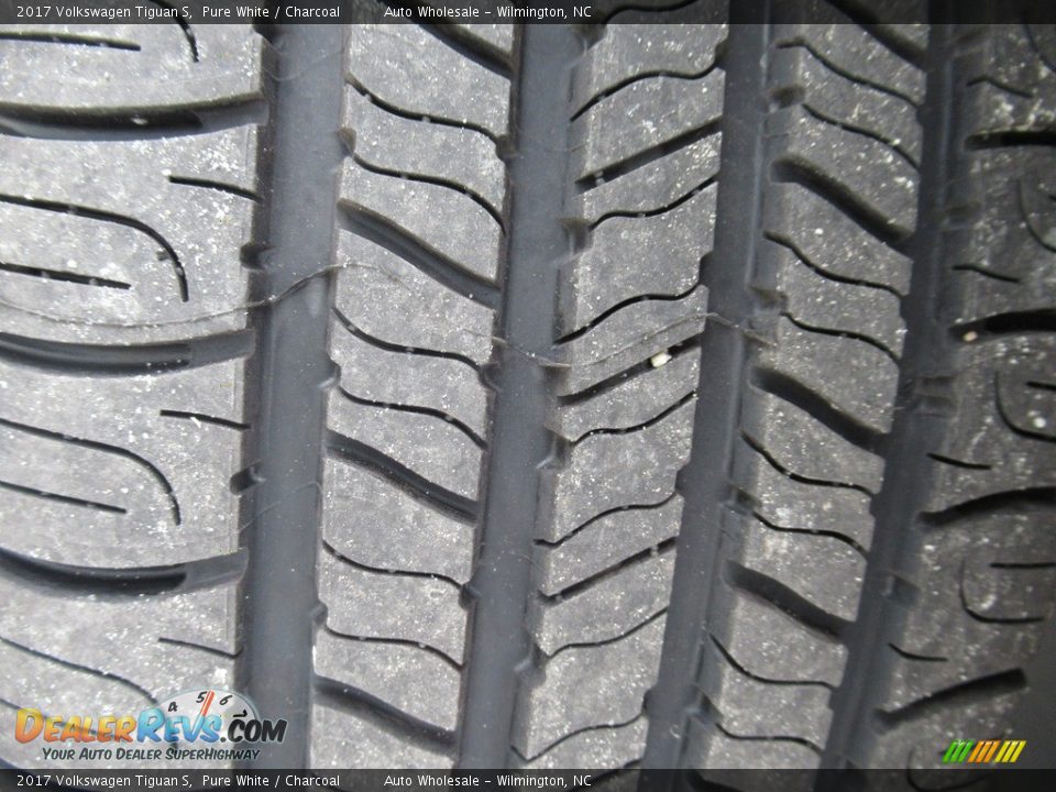 2017 Volkswagen Tiguan S Pure White / Charcoal Photo #10