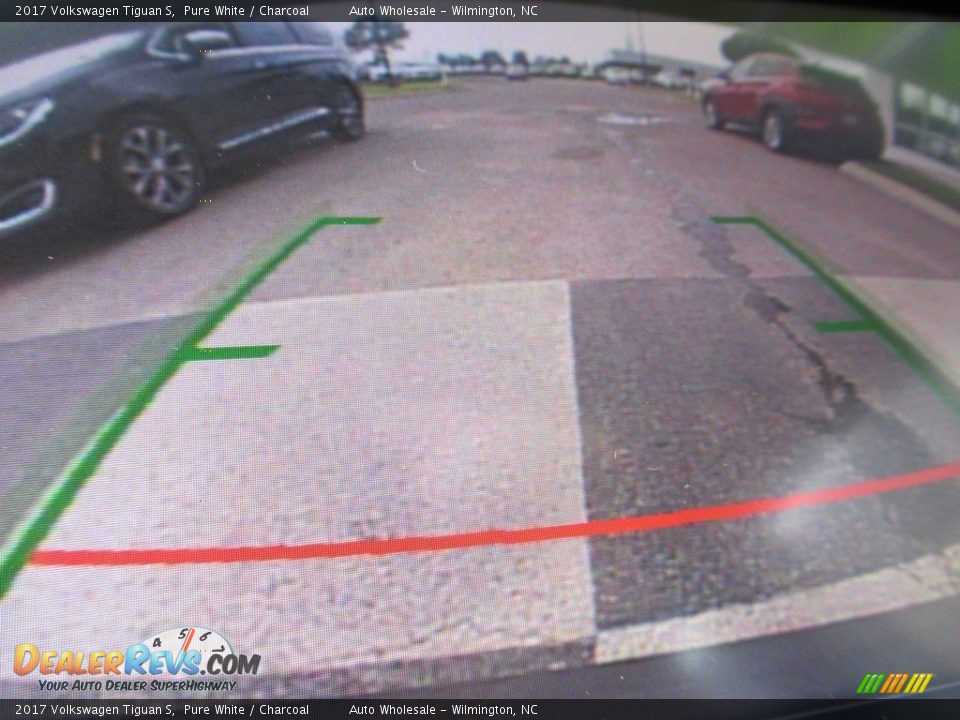 2017 Volkswagen Tiguan S Pure White / Charcoal Photo #18