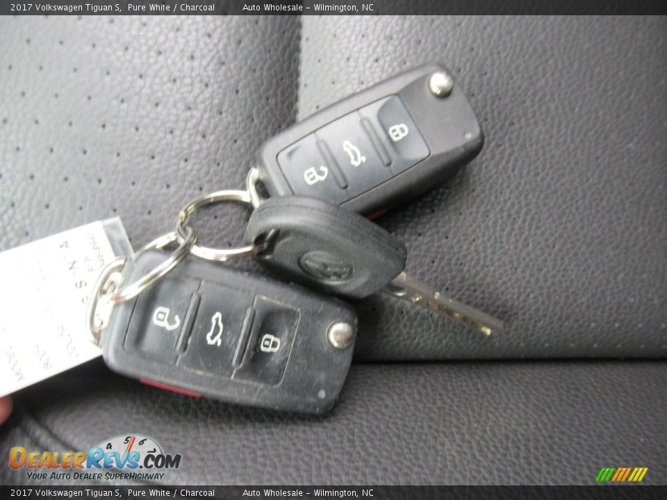 2017 Volkswagen Tiguan S Pure White / Charcoal Photo #20