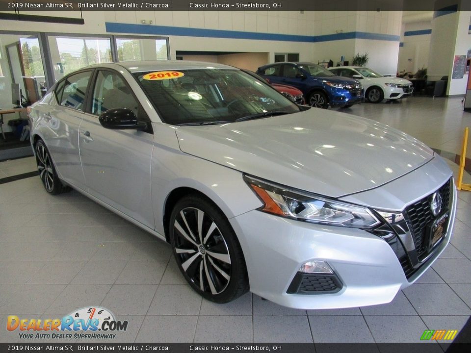 Front 3/4 View of 2019 Nissan Altima SR Photo #3