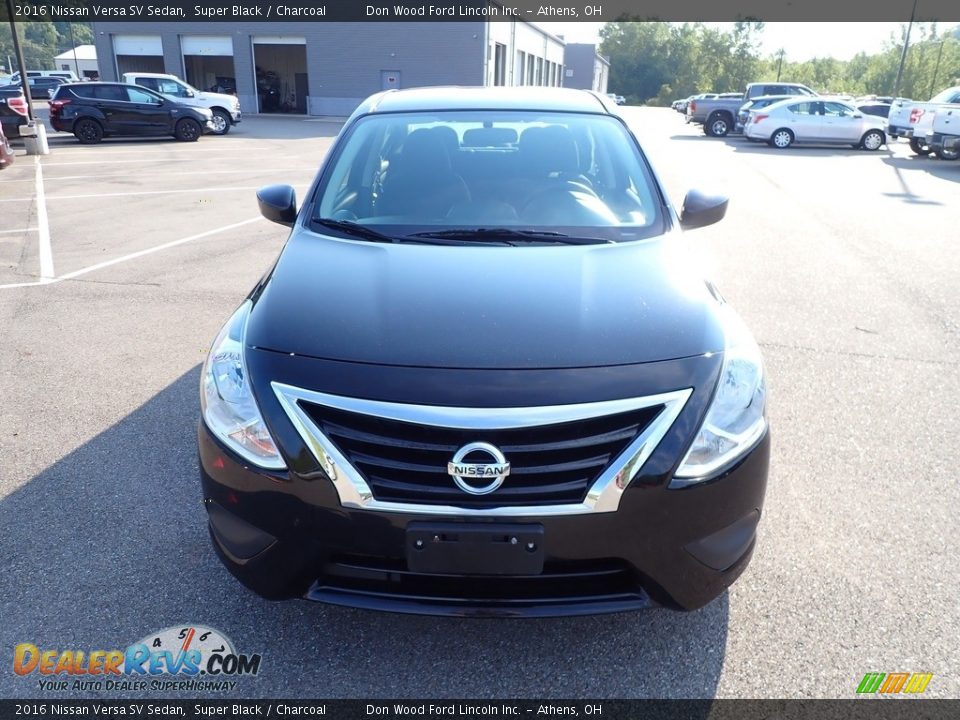 2016 Nissan Versa SV Sedan Super Black / Charcoal Photo #4